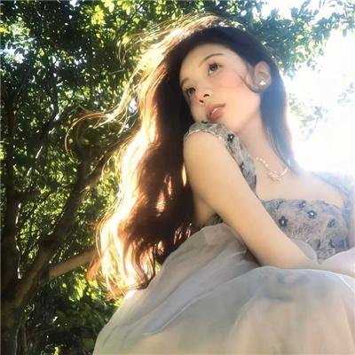 穿着旗袍的女孩